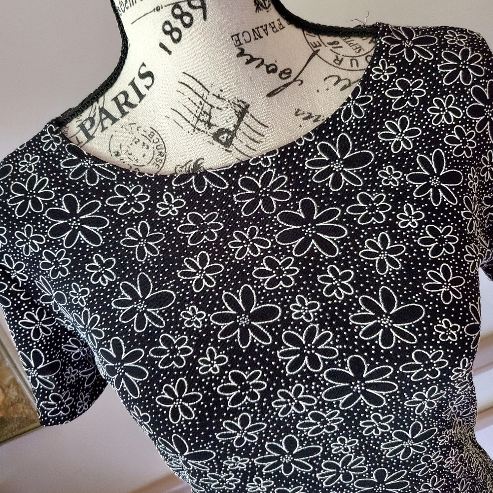 ☀️FLASH SALE!!☀️ Vintage 90s Black And White Daisy Print Baby Tee
